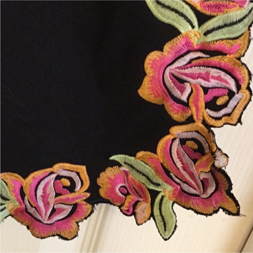 Cache Vintage Black Cropped Pants w/ Beautiful Embroidery - Picture 3 of 6